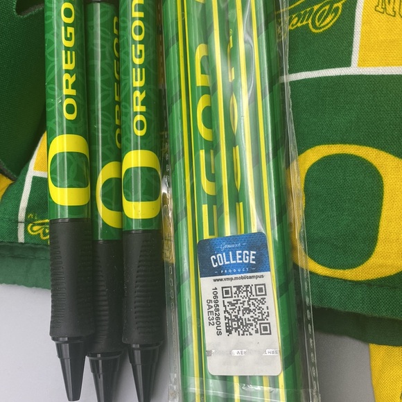 Oregon Ducks handmade cotton tote & 3 pens & 5 pencils & 2 folders 9 x 11 pack - Picture 2 of 15